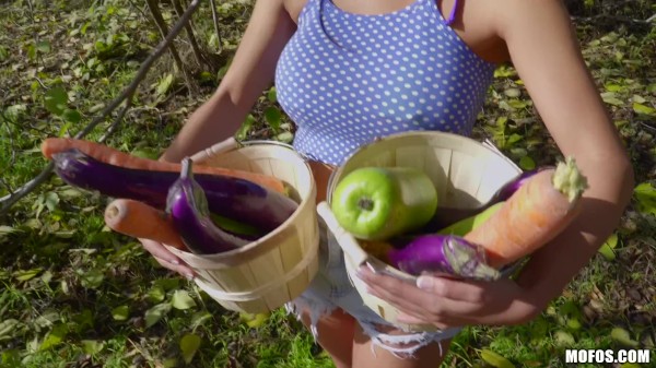 Mofos - Aryana Amatista Harvests Her Veggies When Eric John Comes & Shows Her His Bigger Eggplant Porn Photo with Eric John, Aryana Amatista naked