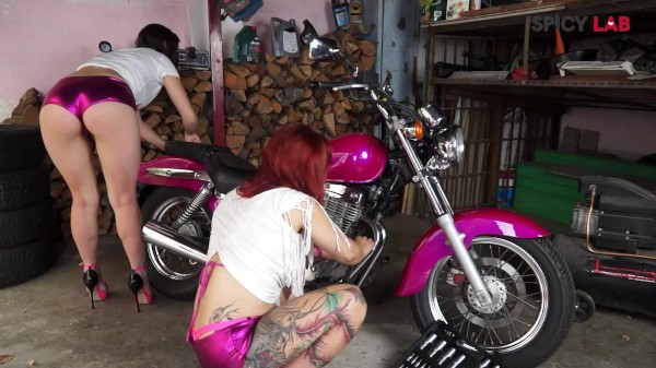 due lesbiche si scopano dildi su una grossa moto fucsia, Mary Rider e Liz Rainbow leccate di fica